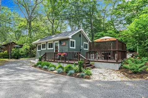 356 Oakleigh Avenue Baiting Hollow NY 11933