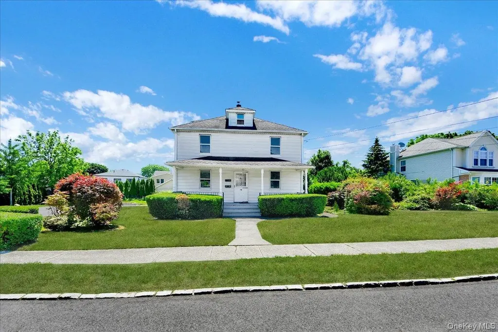78 Maple Street Roslyn Heights NY 11577