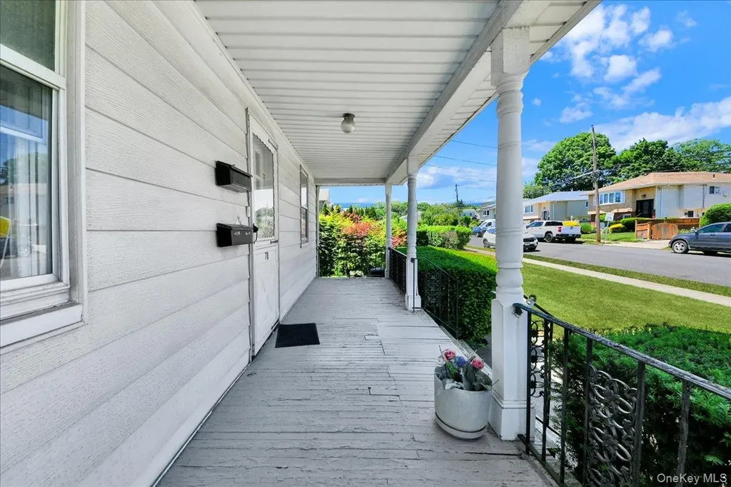 78 Maple Street Roslyn Heights NY 11577