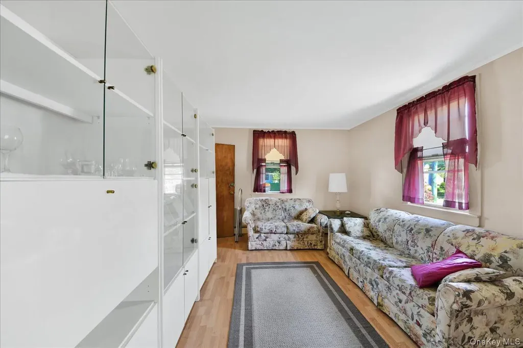 78 Maple Street Roslyn Heights NY 11577