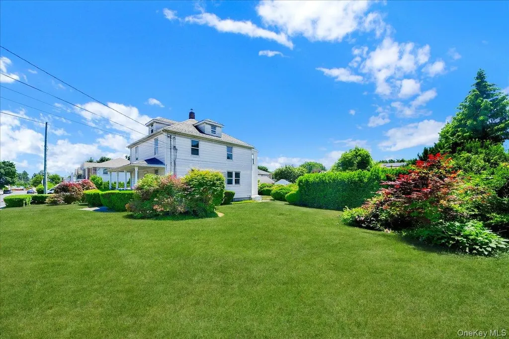 78 Maple Street Roslyn Heights NY 11577