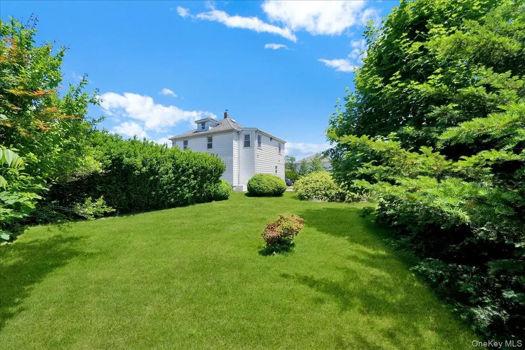 78 Maple Street Roslyn Heights NY 11577
