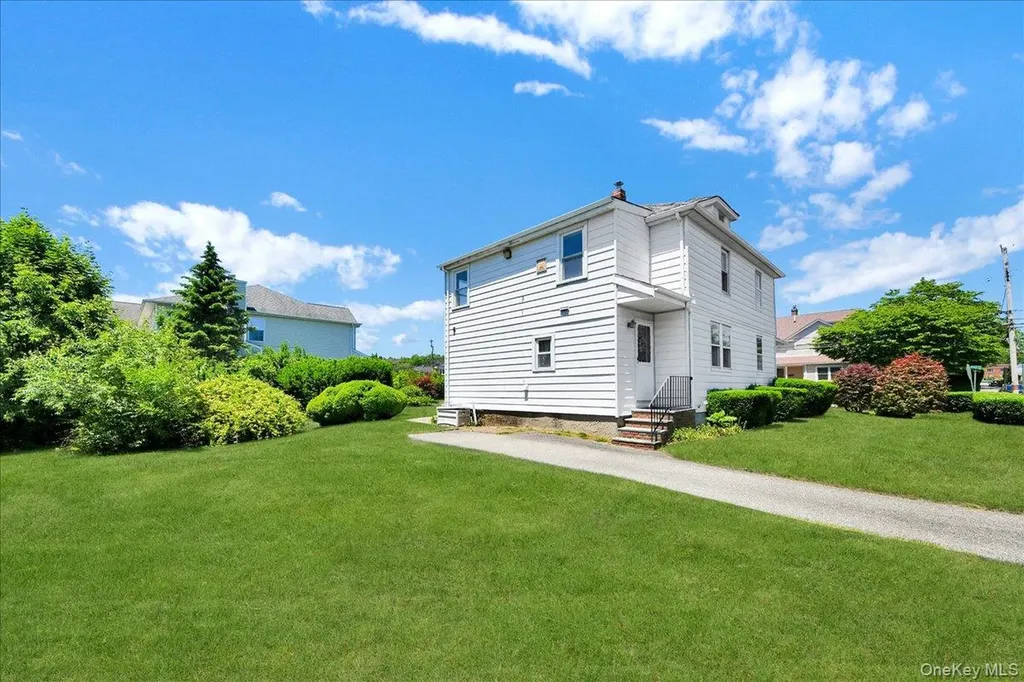 78 Maple Street Roslyn Heights NY 11577