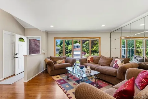 22 Theodore Drive Plainview NY 11803