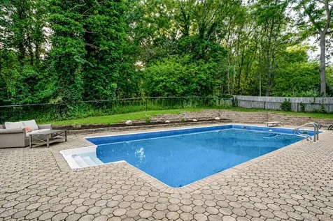 93 N Country Road Shoreham NY 11786
