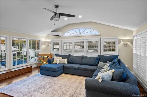 152 Bay Drive Massapequa NY 11758