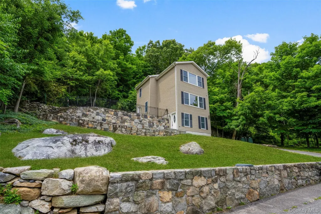 109 Tanglewylde Road Lake Peekskill NY 10537
