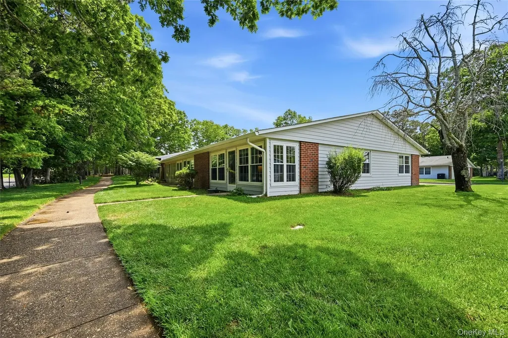 133 Eastbourne Court Ridge NY 11961
