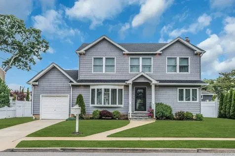9 Pompano Lane Massapequa Park NY 11762