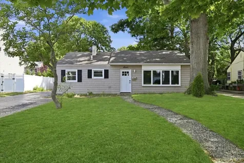 7 Surrey Road Massapequa NY 11758