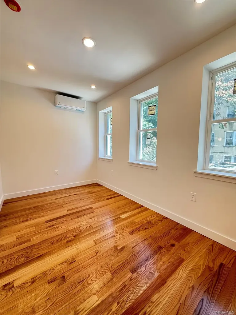 3409 29th Street Astoria NY 11106