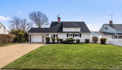 68 Summer Lane Hicksville NY 11801