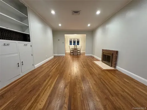 20 Gainsboro Syosset NY 11791