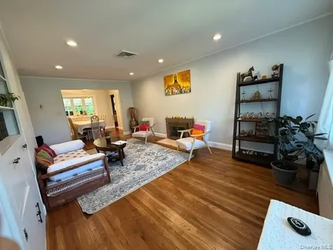 20 Gainsboro Syosset NY 11791