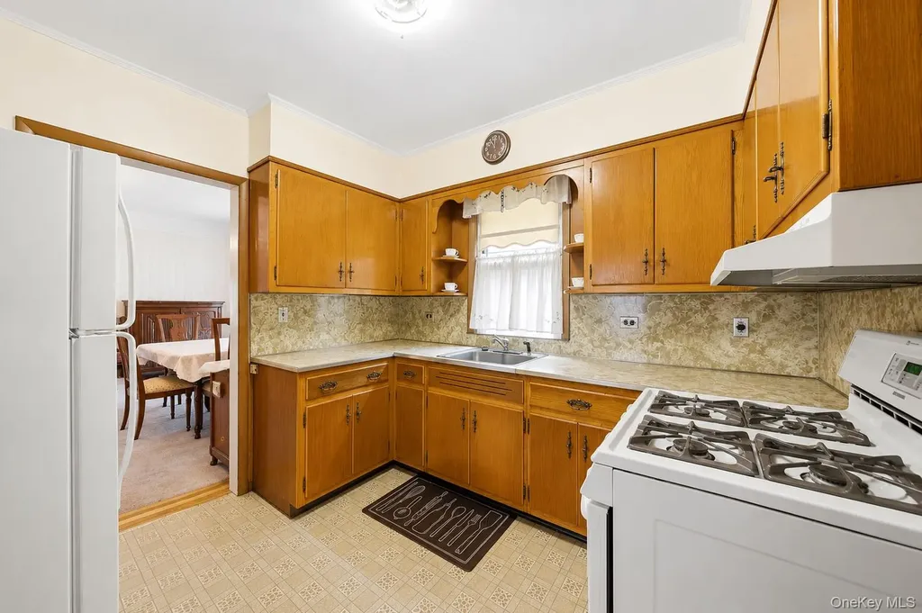 338 E 238th Street Bronx NY 10470