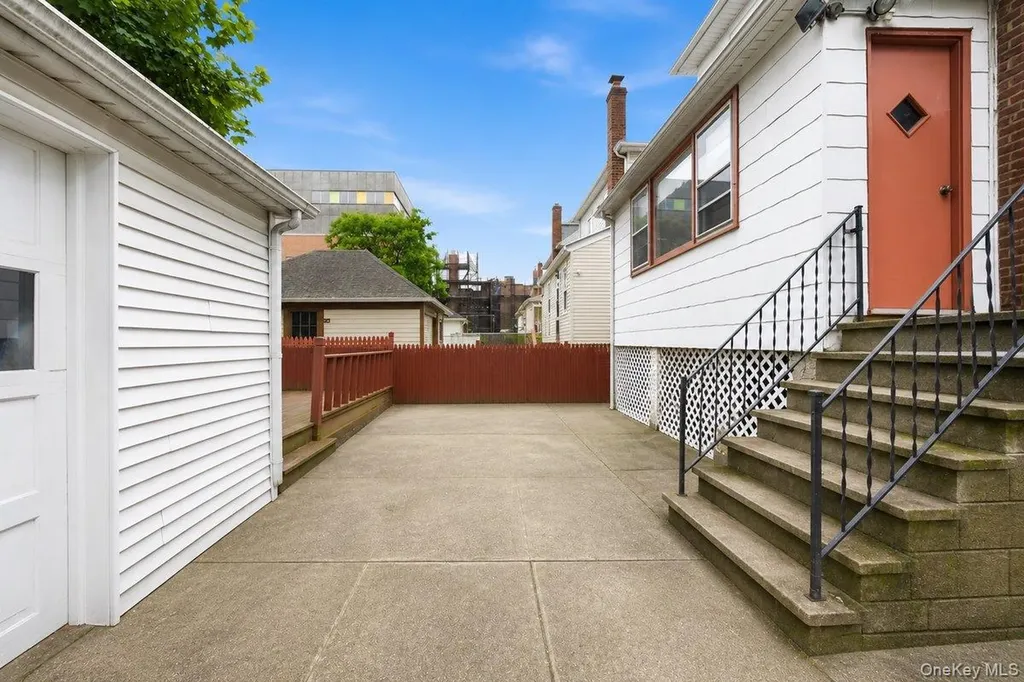 338 E 238th Street Bronx NY 10470