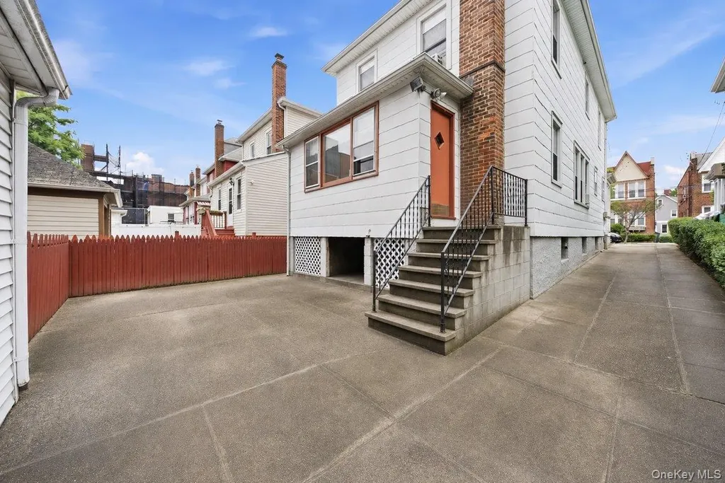338 E 238th Street Bronx NY 10470