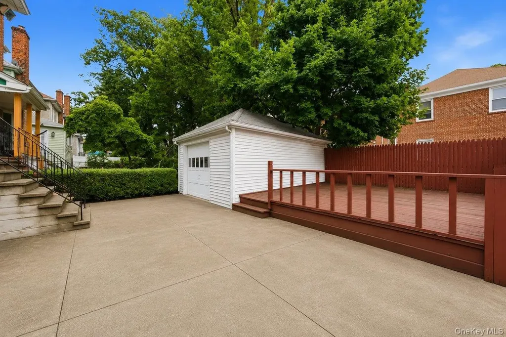 338 E 238th Street Bronx NY 10470