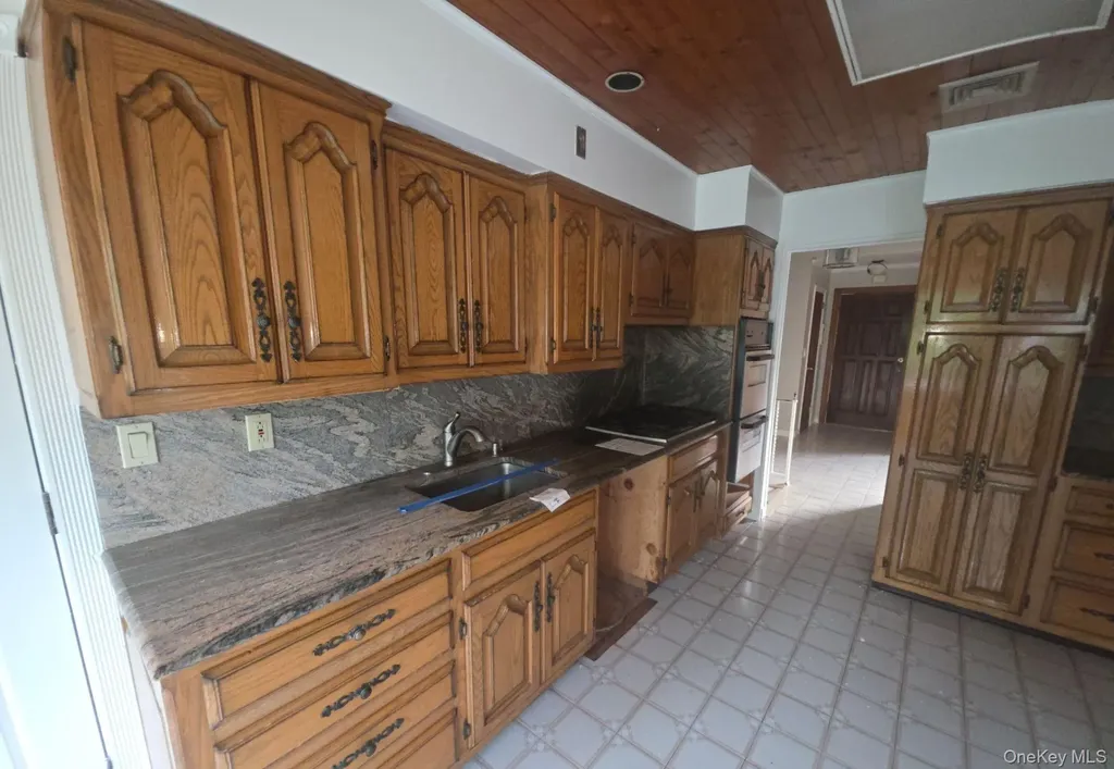 172 Evergreen Drive Westbury NY 11590
