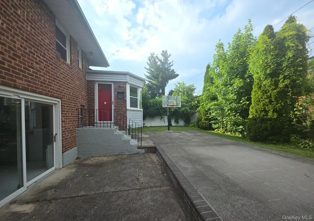172 Evergreen Drive Westbury NY 11590
