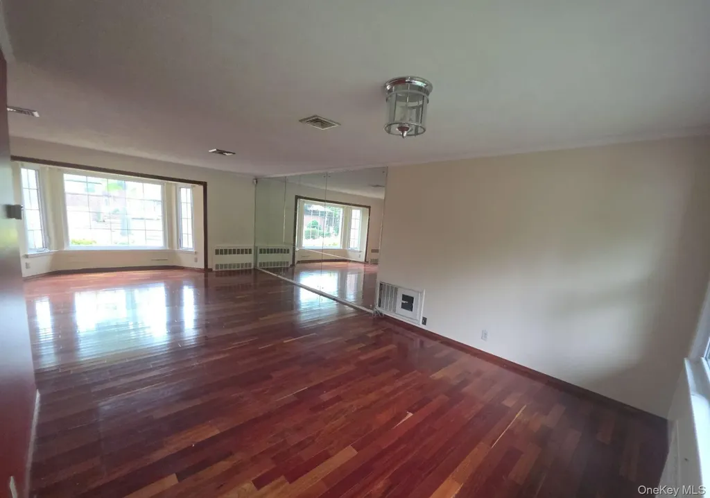 172 Evergreen Drive Westbury NY 11590