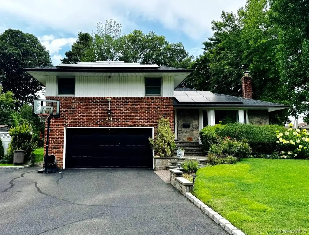 26 Canterbury Road Woodbury NY 11797