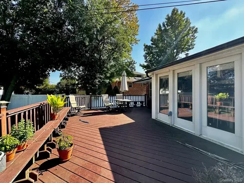 26 Canterbury Road Woodbury NY 11797