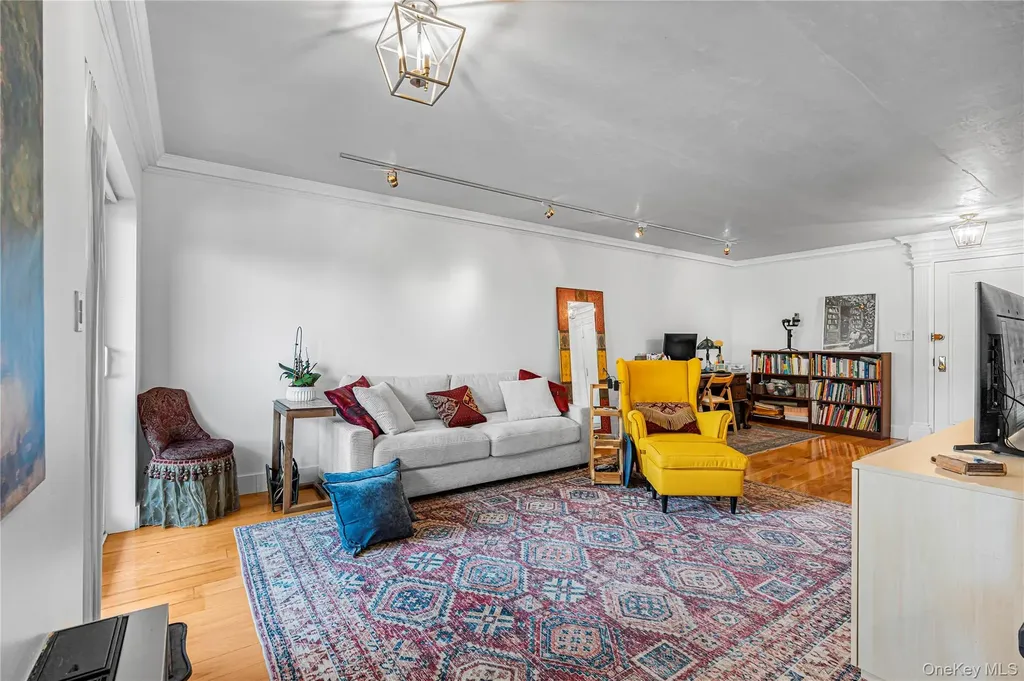 175 Maple Avenue Westbury NY 11590