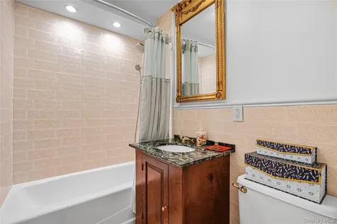 175 Maple Avenue Westbury NY 11590