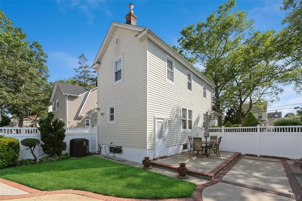 16 Devon Street Lynbrook NY 11563