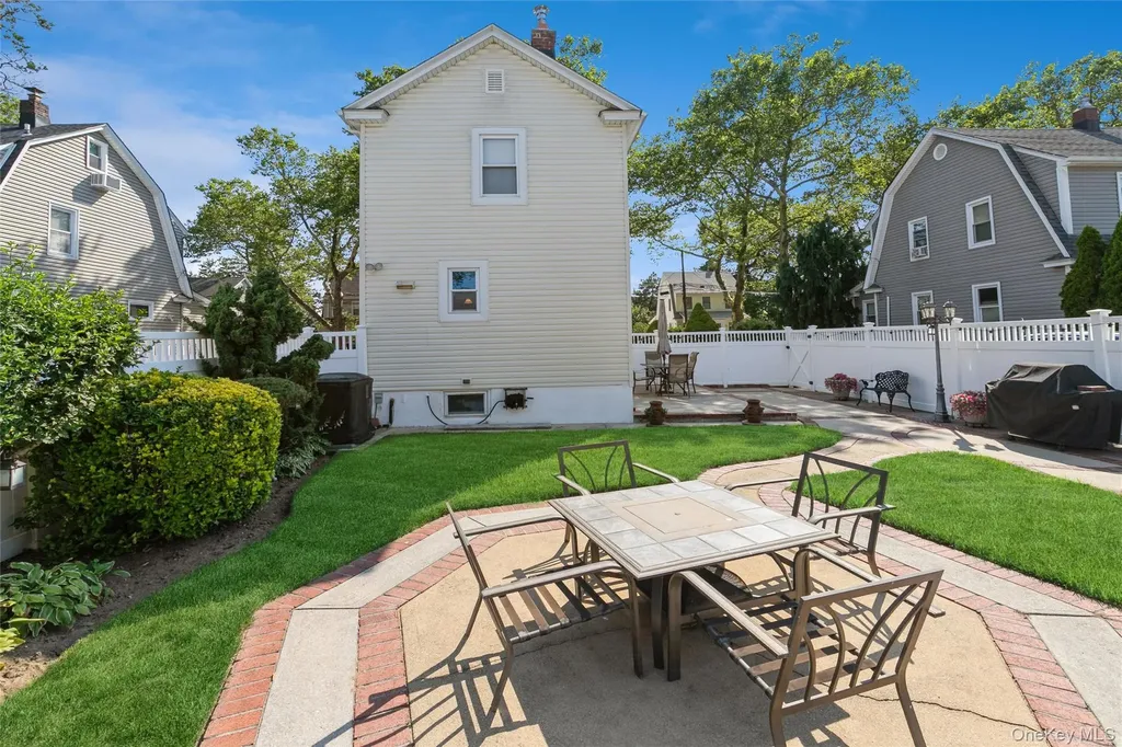 16 Devon Street Lynbrook NY 11563