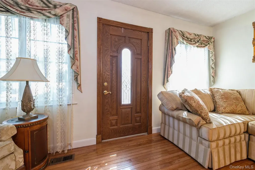 16 Devon Street Lynbrook NY 11563