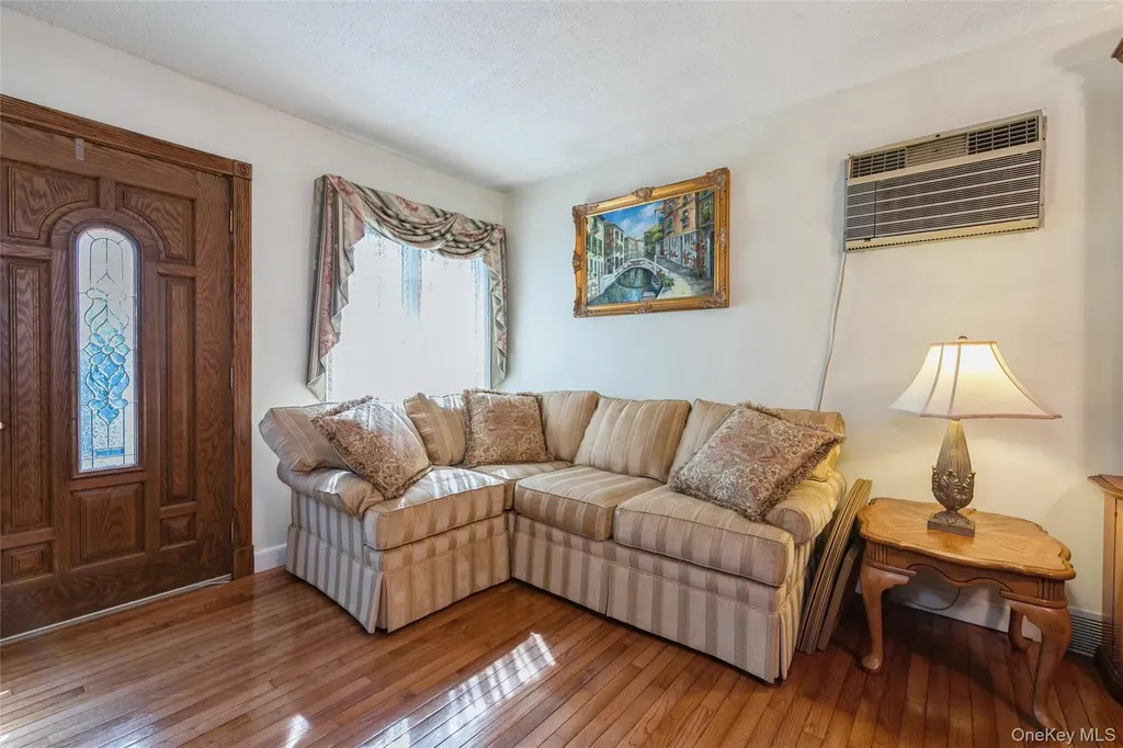 16 Devon Street Lynbrook NY 11563