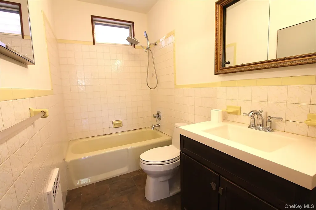 70-32 65th Street Glendale NY 11385