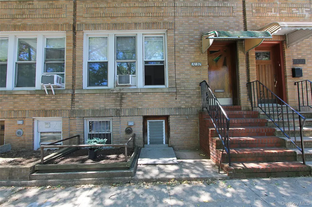 70-32 65th Street Glendale NY 11385
