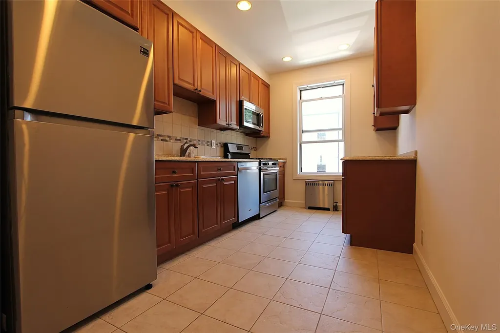 70-32 65th Street Glendale NY 11385