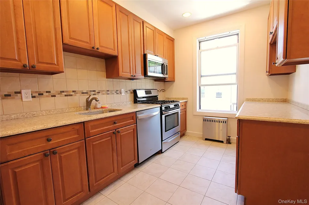 70-32 65th Street Glendale NY 11385