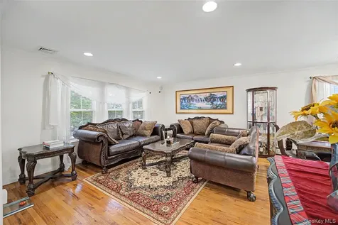 75 Cedar Place Floral Park NY 11001