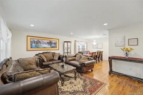 75 Cedar Place Floral Park NY 11001