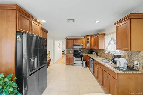 75 Cedar Place Floral Park NY 11001