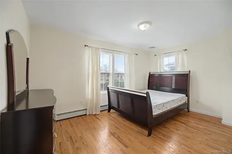 75 Cedar Place Floral Park NY 11001