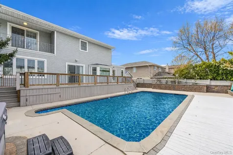 204 Bayview Avenue Massapequa NY 11758