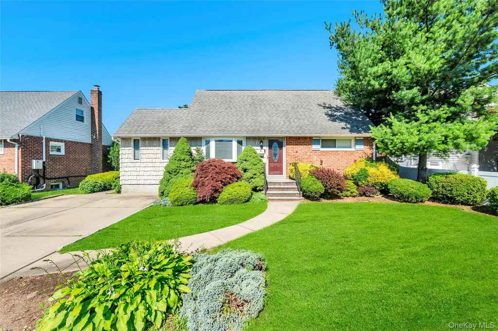 34 Oak Street Hicksville NY 11801