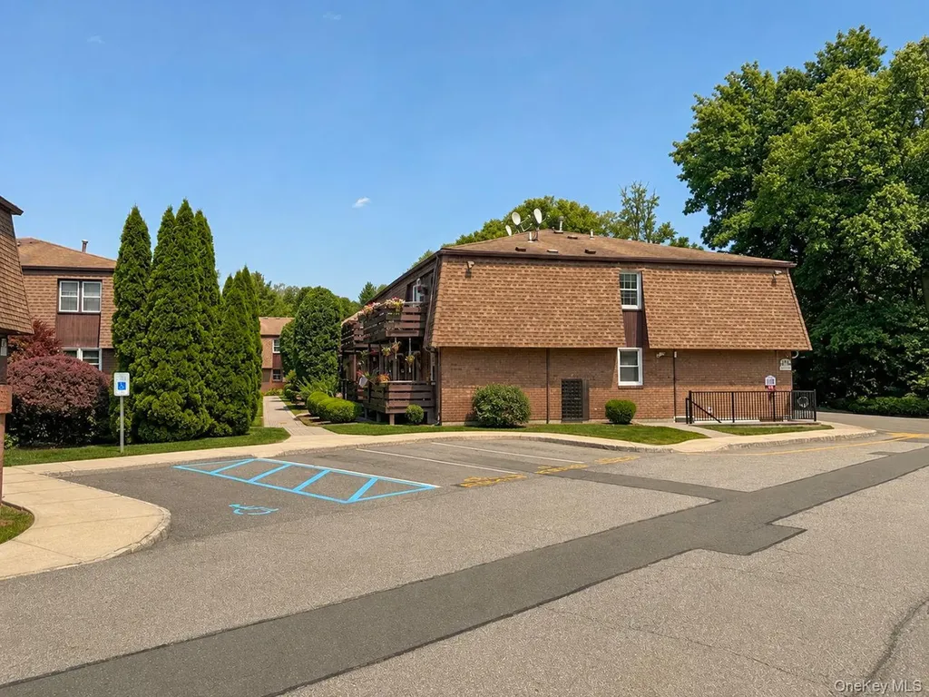 124 New Holland Village Nanuet NY 10954