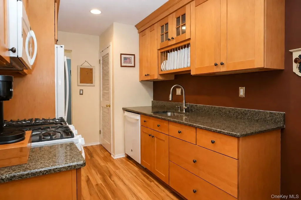124 New Holland Village Nanuet NY 10954