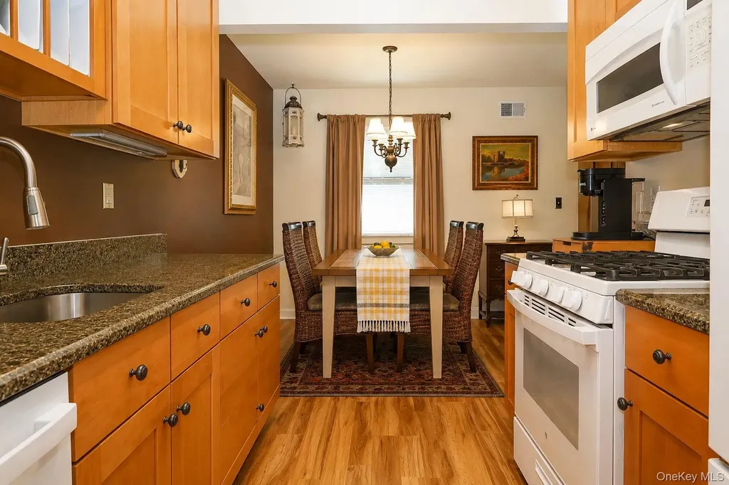 124 New Holland Village Nanuet NY 10954