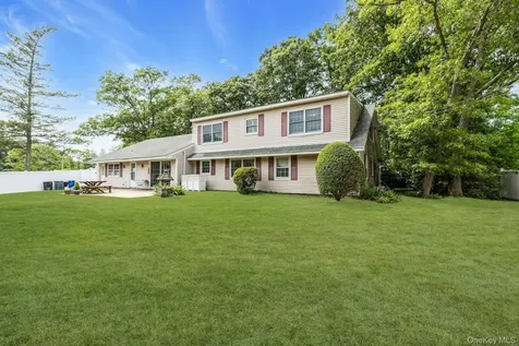 23 Bently Lane Stony Brook NY 11790