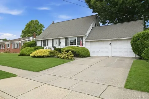 207 Sullivan Avenue Farmingdale NY 11735