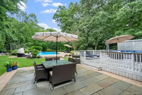 6 Colonial Gate Plainview NY 11803