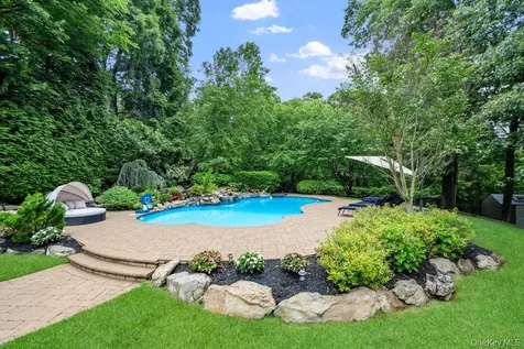 6 Colonial Gate Plainview NY 11803